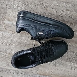 Boys puma Black w/ gold detail. 1 Wear